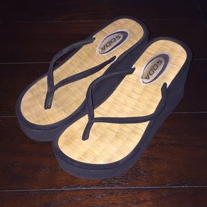 GUC Soda Black Platform Sandals Size 6